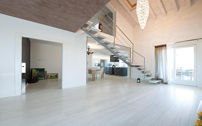 51漫画在线观看实木复合地板，让家成为真正滋养身心的绿洲 图片2